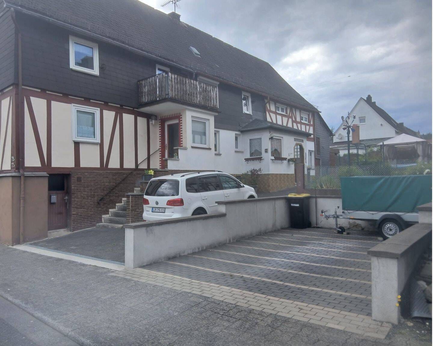 Immobilie in Dillenburg - Einfamilienhaus im DHH-Stil mit Balkon, Terrasse, Garten und KFZ-Stellplatz in Dillenburg-Frohnhausen - Bild 4