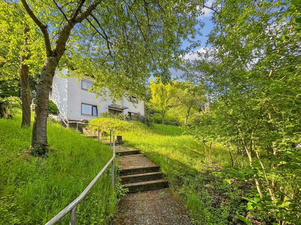 Immobilie in Höchberg - Ruhige Hanglage in Höchberg: Großzügiges Einfamilienhaus mit Einliegerwohnung - Bild 2