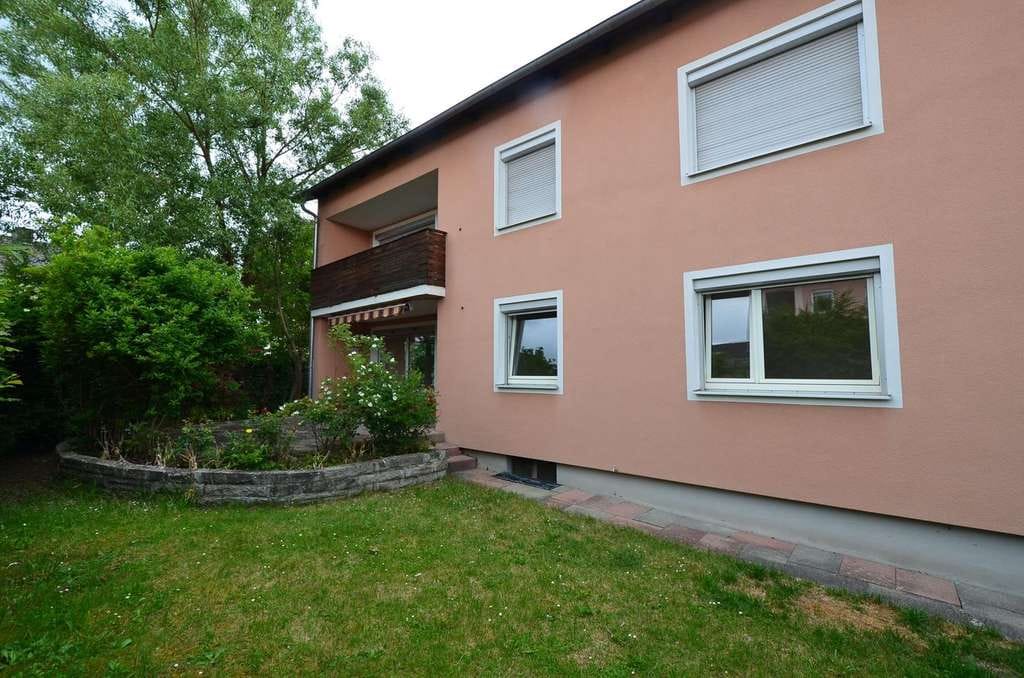 Immobilie in Lappersdorf - 3,6 % Rendite! Teilvermietetes saniertes 3-Fam.-Haus in Lappersdorf, 1. OG frei - Bild 0