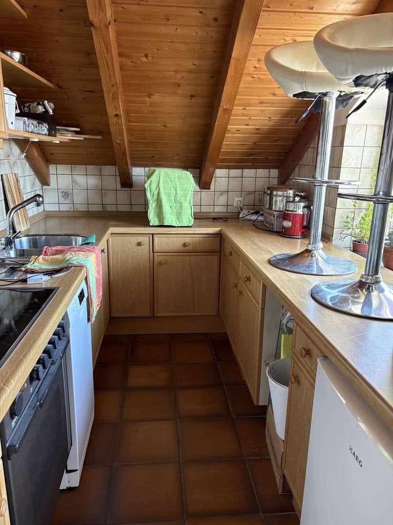 Immobilie in Schriesheim - SEHR SCHÖNE UND GROßZÜGIGE 2-ZIMMER-DACHGESCHOßWOHNUNG MIT  2 BALKONEN UND 1 CARPORT IN SCHRIESHEIM - Bild 1