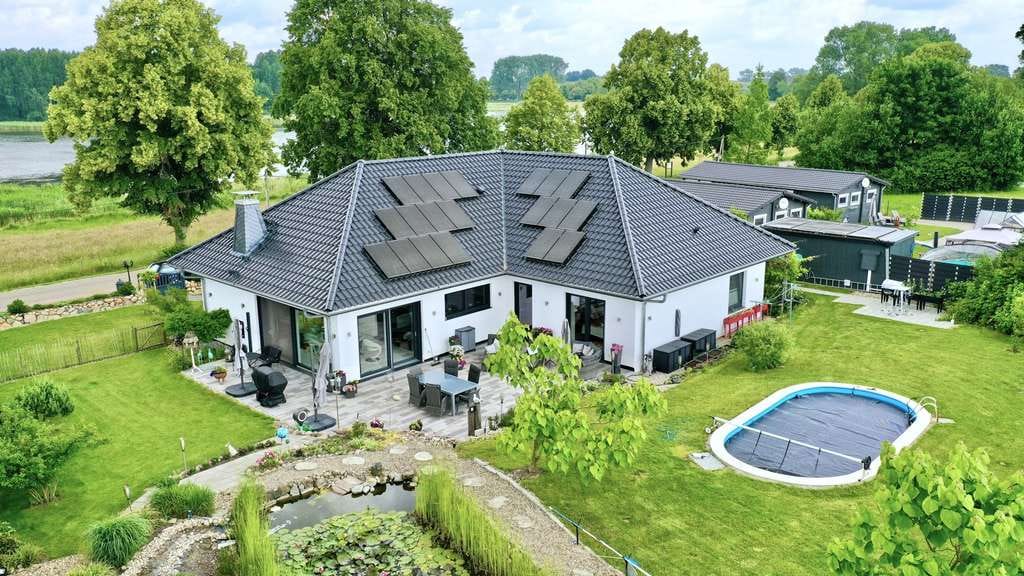 Immobilie in Techentin - Zukunftssicher und energieeffizient: Premium-Immobilie mit Seeblick und Pool - Bild 0