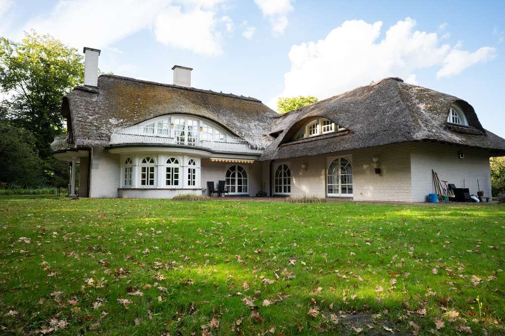 Immobilie in Schloß Holte-Stukenbrock - Exklusive Reetdachvilla  & separatem Wohnhaus in wundervoller Lage - Bild 3