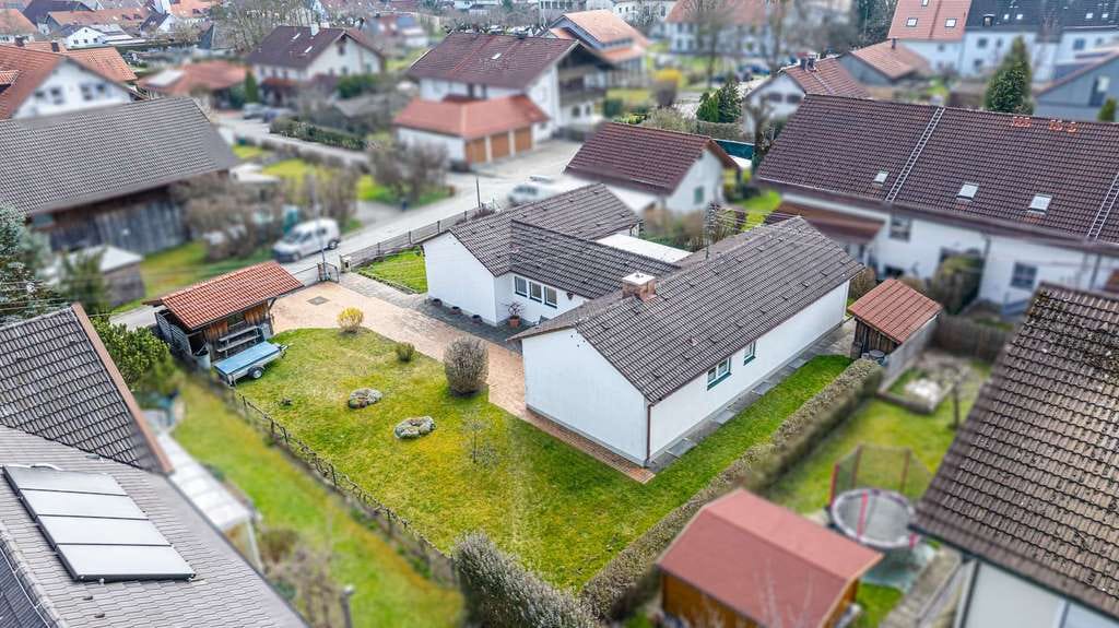 Immobilie in Raisting - Renovierungsbedürftiger Bungalow auf großem Grundstück in ruhiger Lage - Bild 2