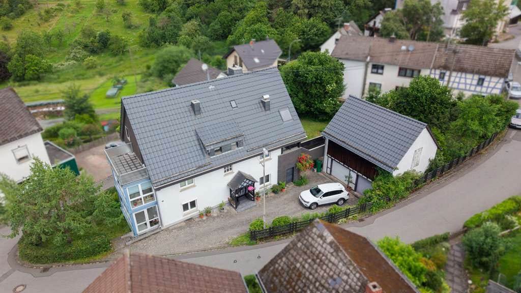 Immobilie in Ehlscheid - Großzügiges Wohnhaus mit renovierter Einliegerwohnung,  Doppelgarage und gepflegtem Garten! - Bild 1