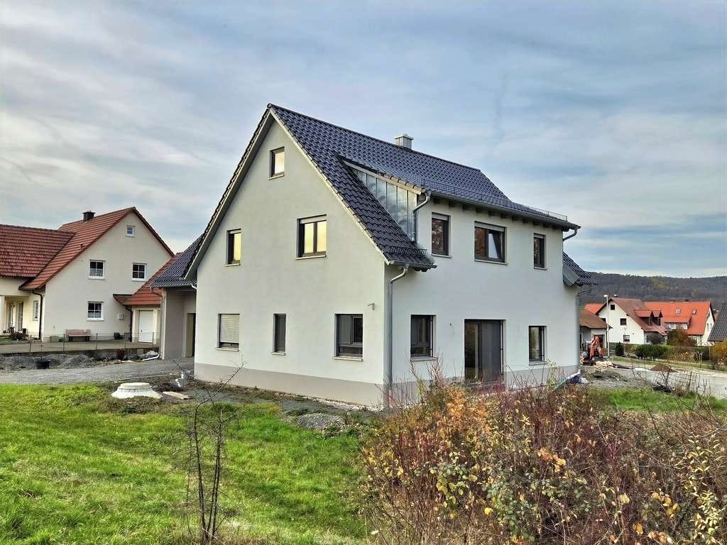 Immobilie in Rauhenebrach - Junges und großes EFH in ruhiger, sonniger Siedlungslage (Wfl. 220 m² / Grund 949 m²) mit Doppelg - Bild 0
