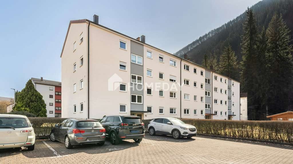 Immobilie in Bad Urach - Helle 4-Zimmer-Etagenwohnung mit Balkon & Garage in gepflegtem Mehrfamilienhaus - Bild 0