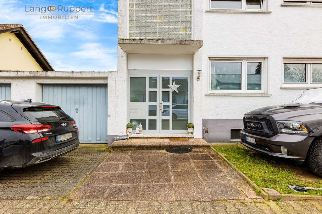 Immobilie in Biblis - Vermietetes, teilmodernisiertes Zweifamilienhaus mit Garten - Bild 1