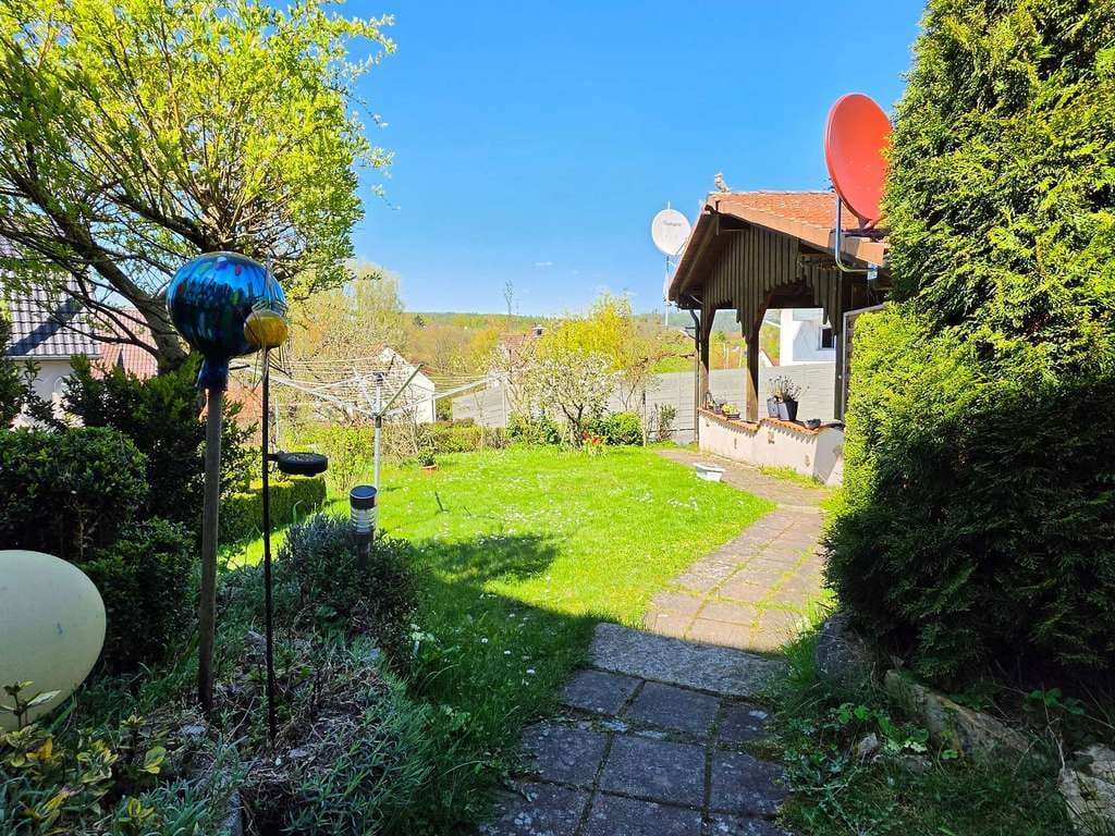 Immobilie in Rödental - Gepflegte helle Doppelhaushälfte mit Wohlfühl-Garten & extra-hohem Doppelcarport - Bild 1