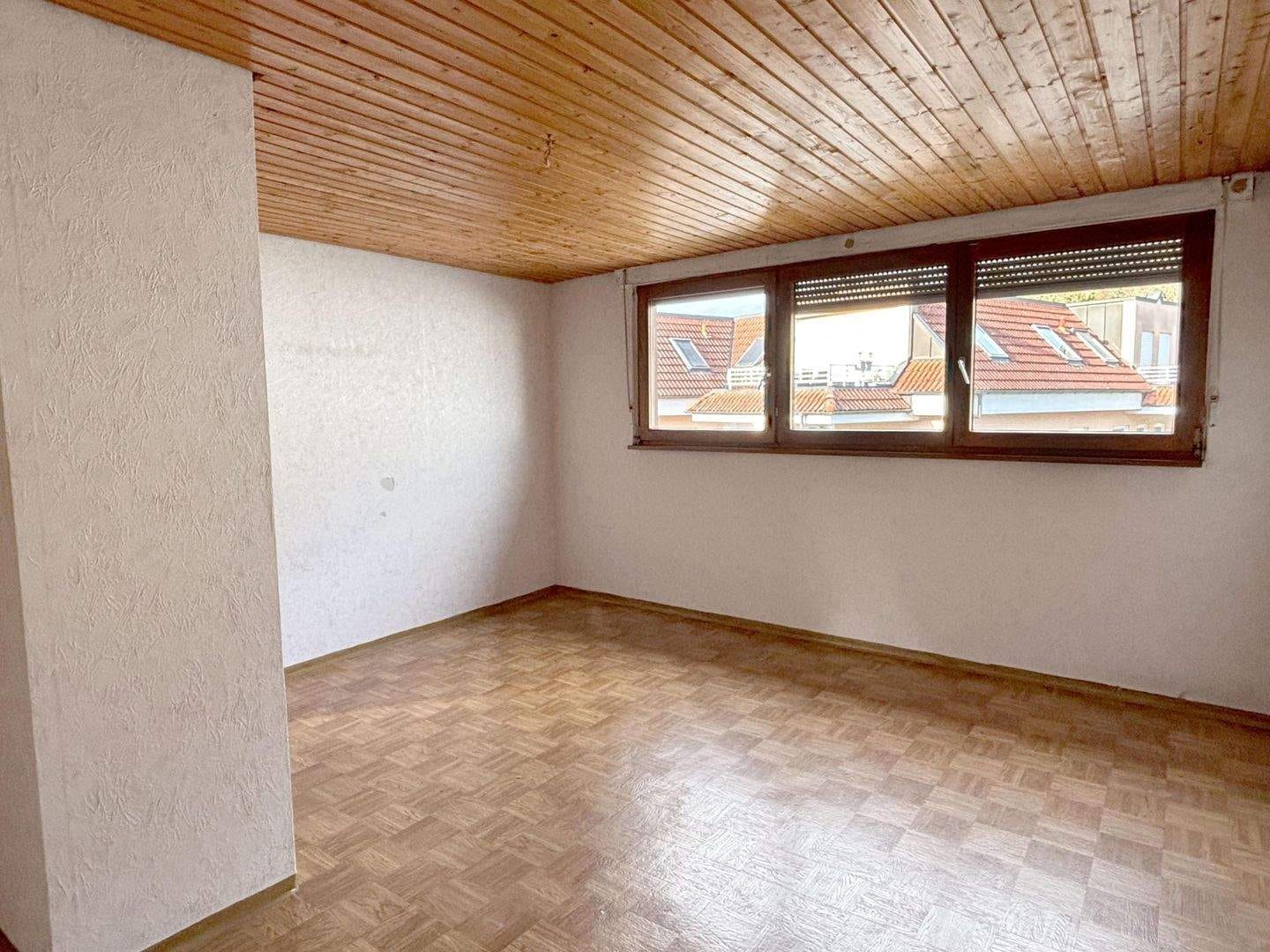 Immobilie in Königsbach-Stein - Einfamilienhaus mit Scheune und zwei Garagen! - Bild 3