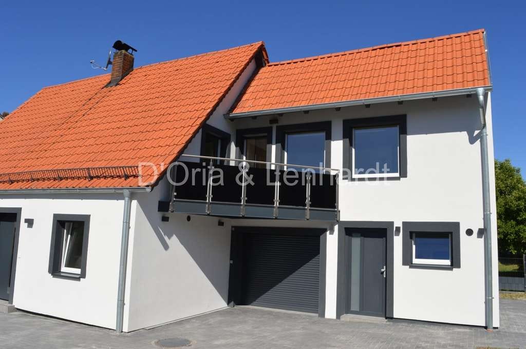 Immobilie in Mallersdorf-Pfaffenberg - Saniertes Einfamilienhaus mit Balkon, Garage und Garten in ruhiger Wohnlage - Bild 1
