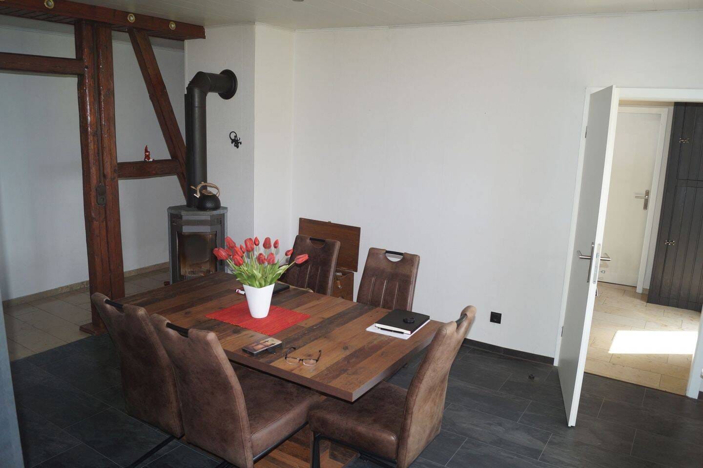 Immobilie in Waldeck - Charmantes Mehrfamilienhaus mit Garagen und großem Garten in Waldeck am Edersee - Bild 2