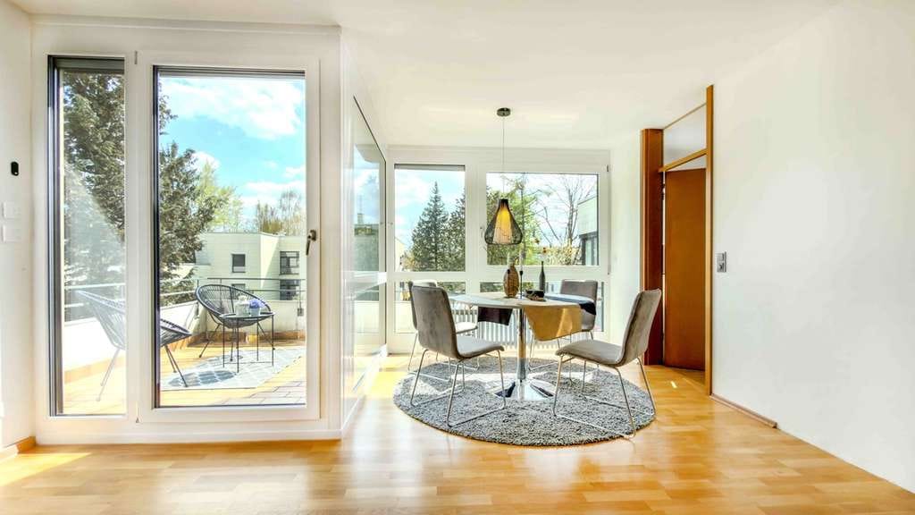 Immobilie in Puchheim - Großzügige 4-Zimmer-Wohnung mit Süd-West-Dachterrasse, Galerie, 2 Bädern und Tiefgarage - Bild 3