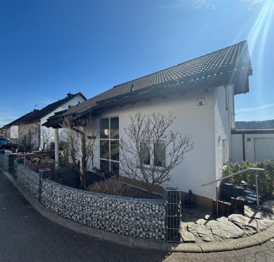 Immobilie in Halver - Gepflegtes, geräumiges und freistehendes Einfamilienhaus auf einem schön angelegten Grundstück in Lüdenscheid-Halver - Bild 0