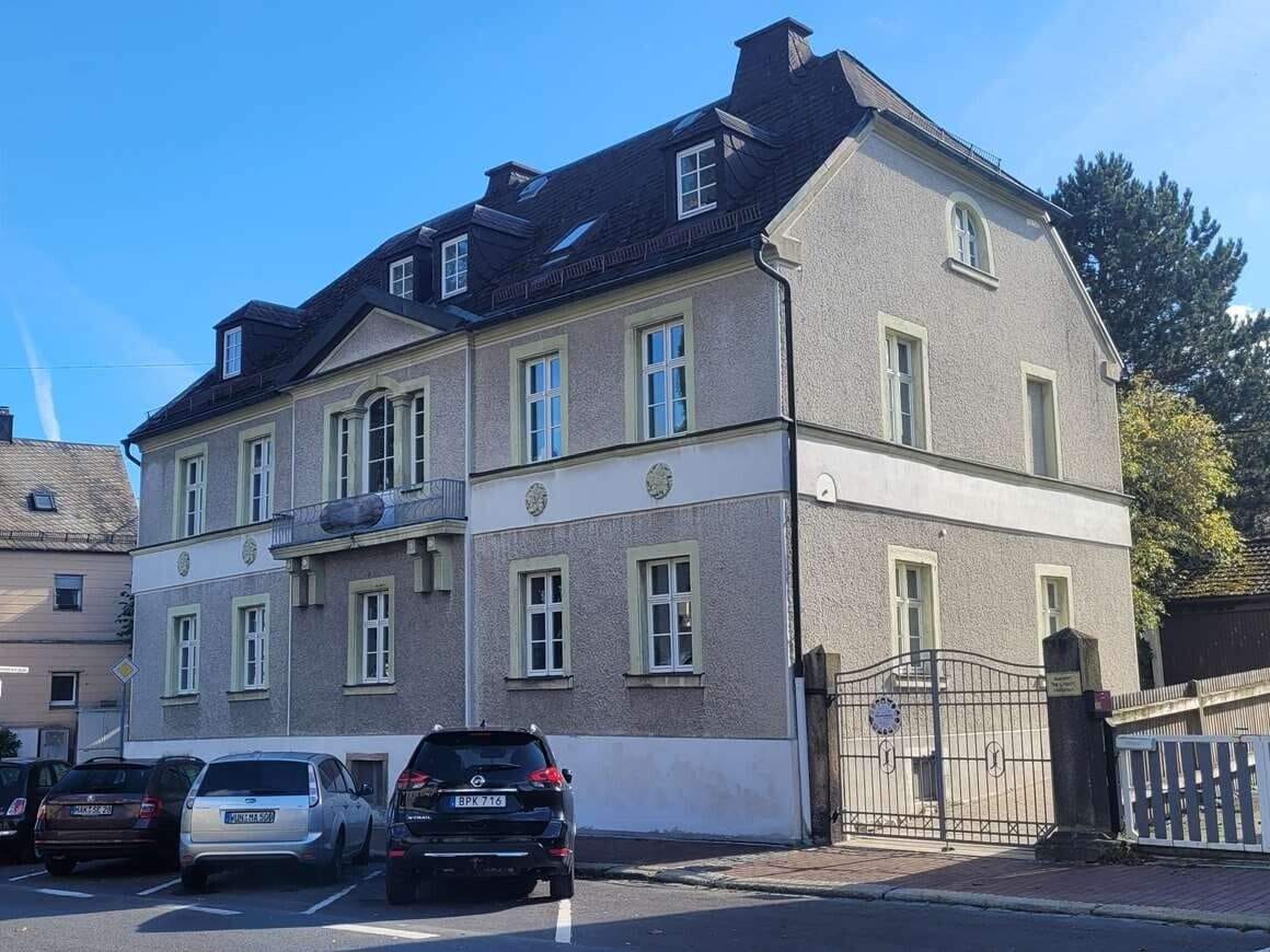Immobilie in Wunsiedel - Stattliches 3-Familienhaus mit Garten in ruhiger, zentraler Lage - derzeit als Kinderkrippe genutzt - Bild 3