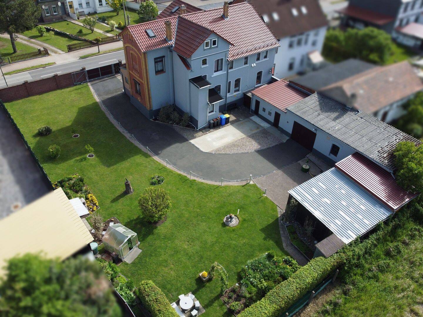 Immobilie in Greußen - Großzügiges Wohnhaus mit Entwicklungspotenzial, Nebengelass und idyllischem Garten - Bild 2