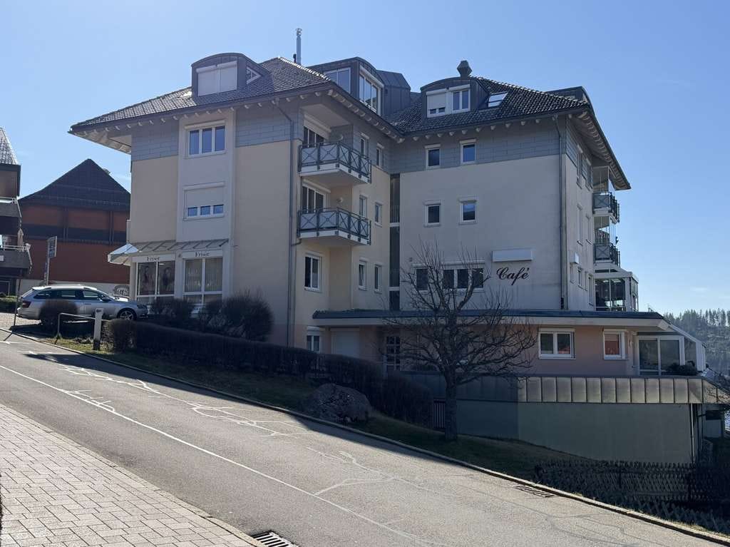 Immobilie in Schluchsee - Bezugsfrei: Renovierungsbedürftige 3,5-Zimmer-Dachgeschosswohnung mit Loggia & TG-Stellplatz - Bild 2
