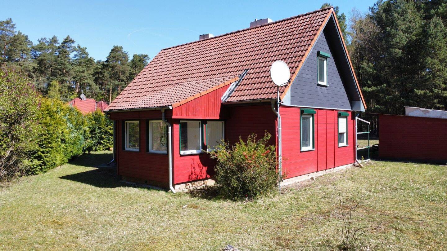 Immobilie in Lindow (Mark) - Ihr Rückzugsort im Grünen - Holzhaus mit Carport und Nebengebäude am Waldrand - Bild 2