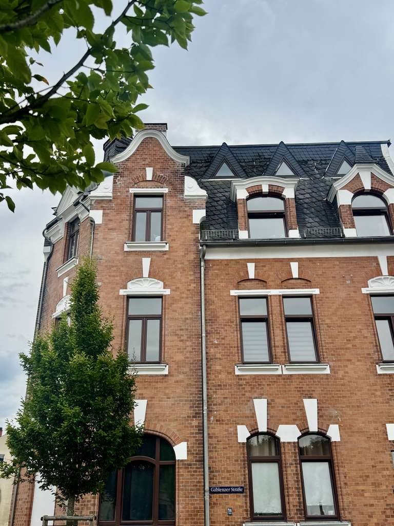 Immobilie in Crimmitschau - Sicher vermietet & modernisiert: Mehrfamilienhaus in Crimmitschau mit Ausbaureserve im Dachgeschoss - Bild 1