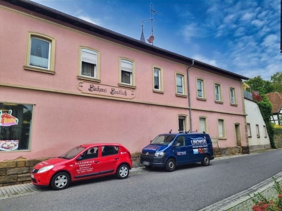 Immobilie in Untermerzbach - Großzügiges Wohnhaus mit Gewerbeeinheit, Garagen und kleinem Garten in zentraler Lage von Untermer - Bild 2