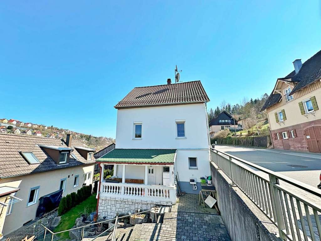 Immobilie in Altensteig - FAMILIENTRAUM - Gepflegtes EFH mit Einliegerwohnung, Terrasse, Garten uvm. - Bild 1