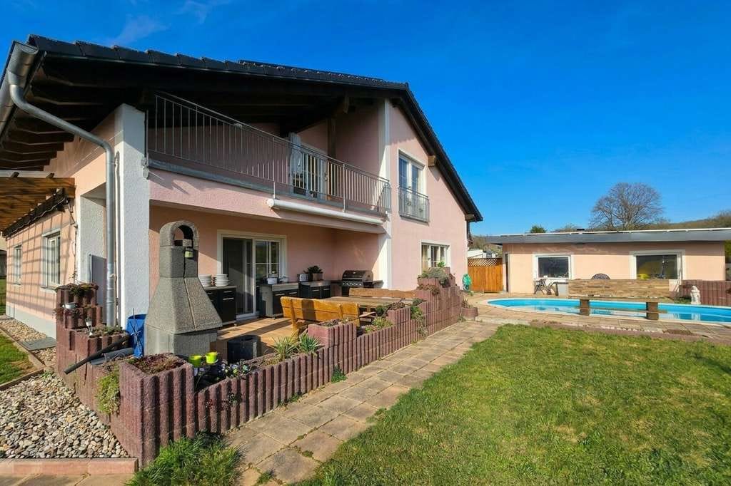 Immobilie in Itzgrund - „Leben am Rand der Natur – stilvolles Einfamilienhaus in idyllischer Ortsrandlage“ - Bild 0