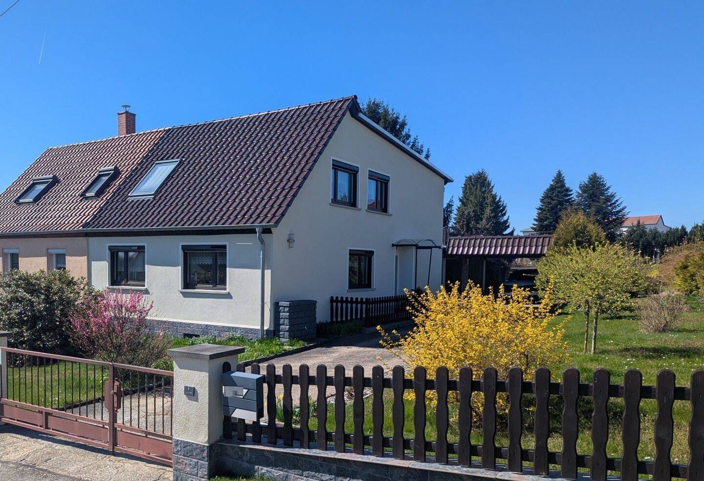 Immobilie in Eisenberg - Attraktive Doppelhaushälfte mit großzügigem Grundstück und  sonniger Dachterrasse.  - Bild 1