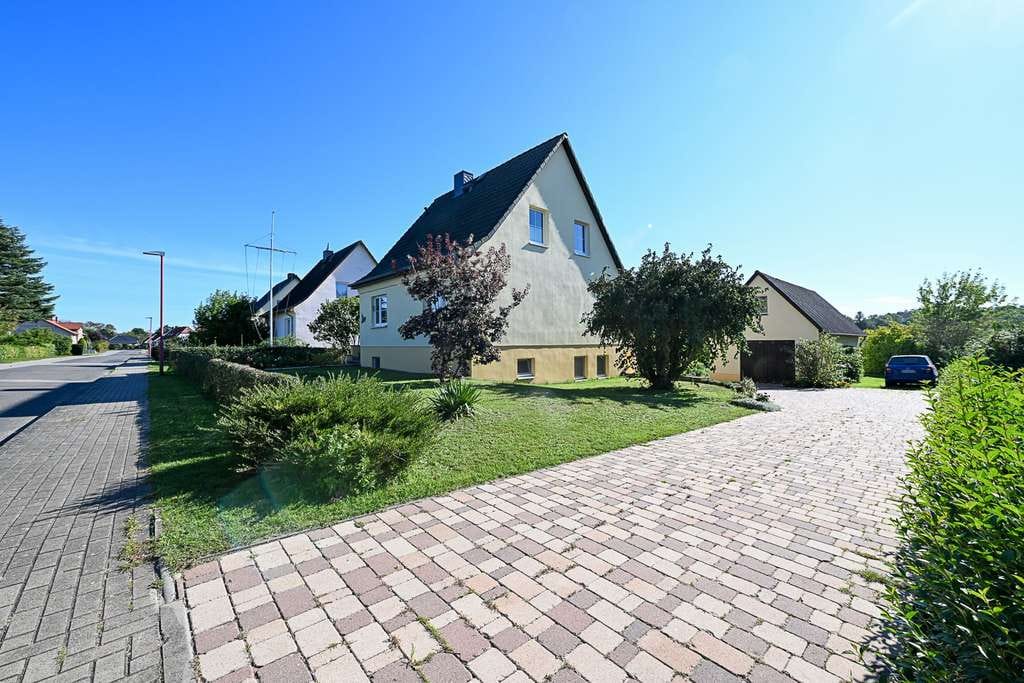 Immobilie in Dolgen am See - ruhig gelegenes Einfamilienhaus in Feldrandlage mit 6,5 Zimmern, 2 Garagen, Ausbaureserve - Bild 1