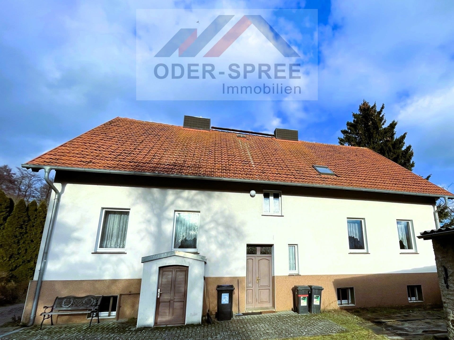 Immobilie in Steinhöfel - Einfamilienhaus auf großem Grundstück mit Garagen und Nebengebäuden - Bild 1