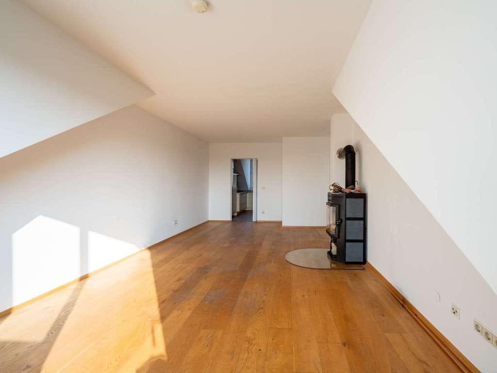 Immobilie in Höhenkirchen-Siegertsbrunn - Lichtdurchflutete 3-Zimmer-Dachgeschosswohnung mit Westbalkon - Bild 2