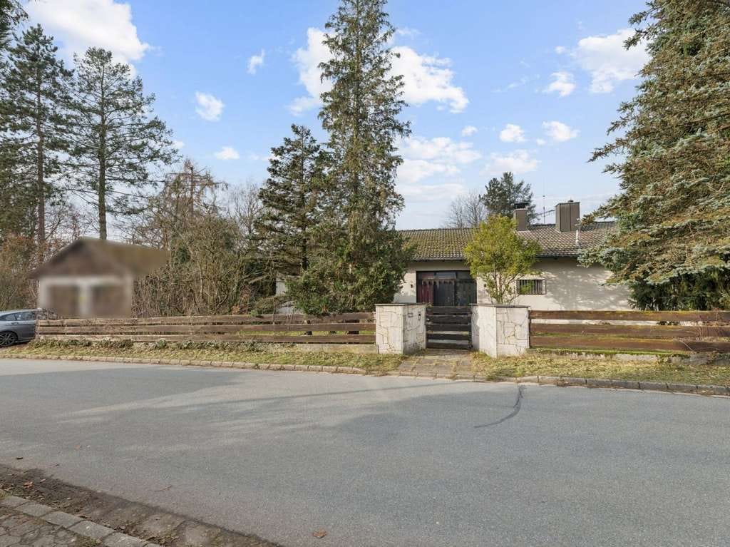 Immobilie in Altdorf bei Nürnberg - Bungalow mit vielen Highlights inkl. Doppelgarage, Pool und großem Garten in Altdorf/Hagenhausen - Bild 1
