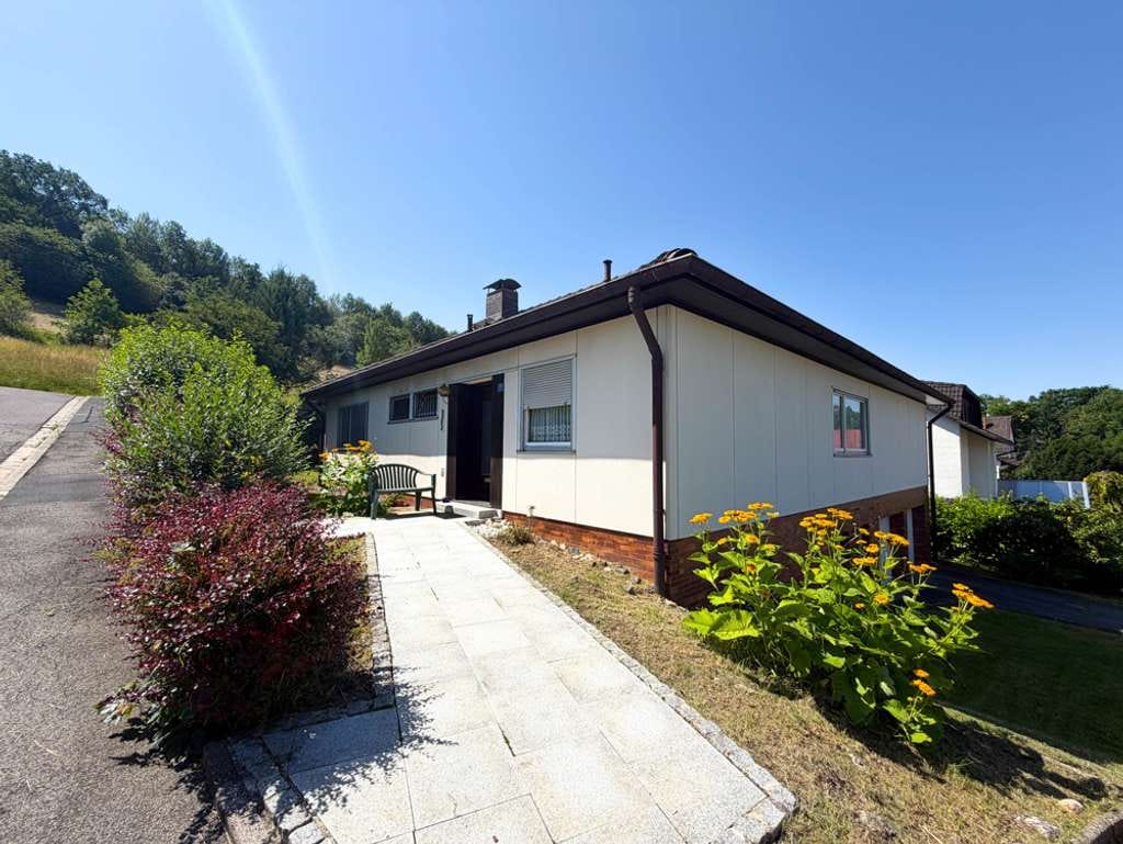 Immobilie in Niederfüllbach - Bungalow mit schönem Garten und Doppelgarage in ruhiger Lage von Niederfüllbach - Bild 0
