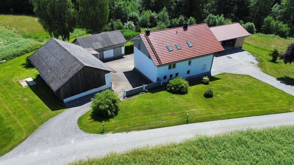 Immobilie in Vilshofen an der Donau - Traum-Zweifamilienhaus in idyllischer Alleinlage für Naturliebhaber - mit unbefristetem Wohnrecht - Bild 0