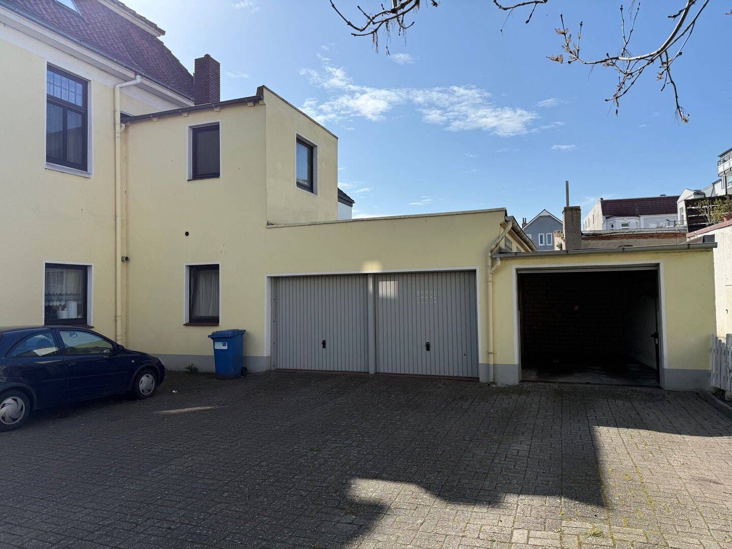Immobilie in Nordenham - Charmante Stadtvilla mit 4 Parteien & 3 Garagen in Nordenham - Bild 2
