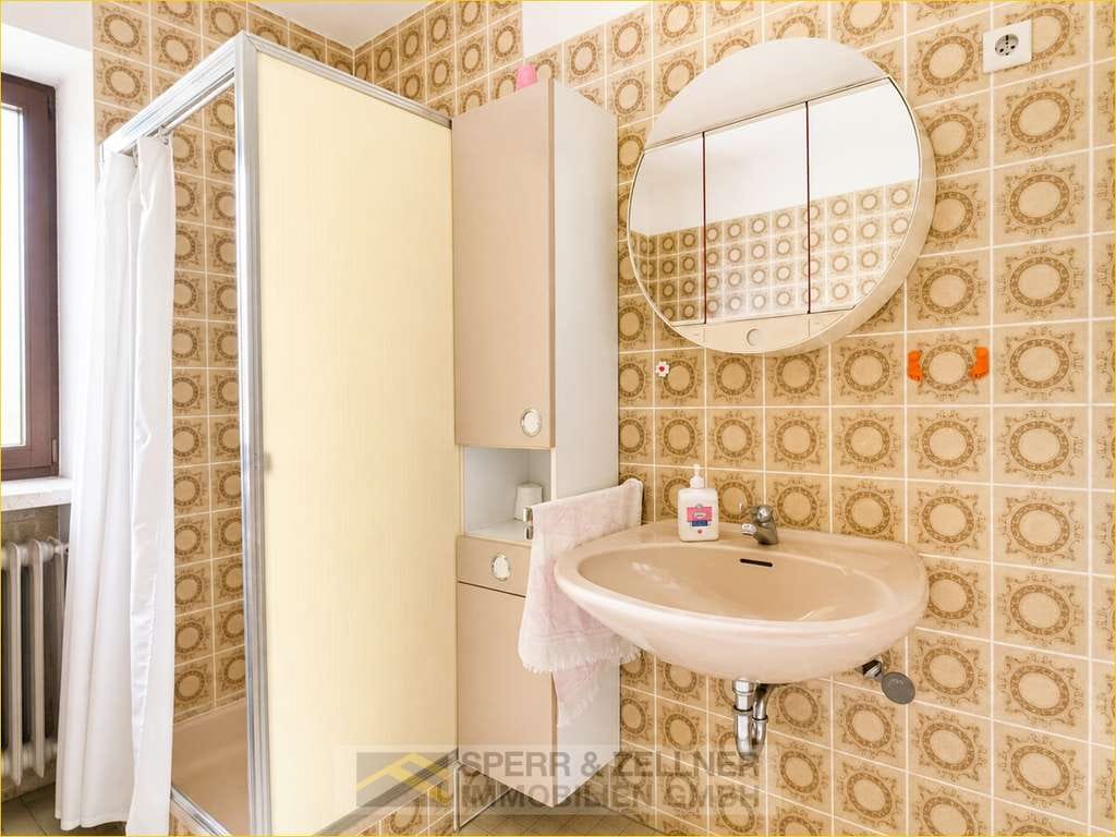 Immobilie in Dorfen - Dorfen – Mehrgenerationenwohnen leicht gemacht: 8-Zimmer-Zweifamilienhaus mit großem Garten - Bild 4