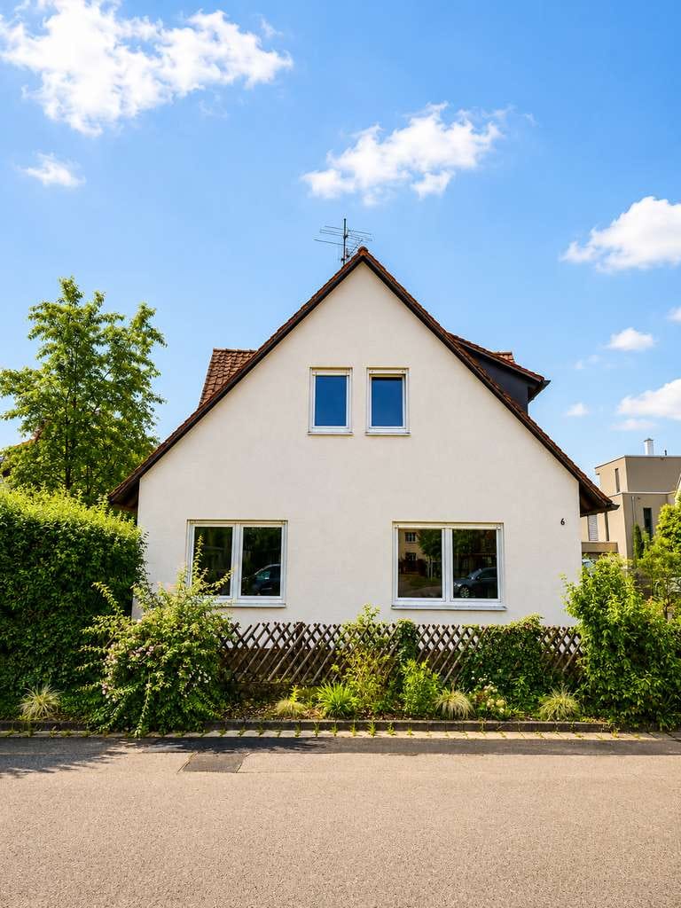 Immobilie in Wendelstein - Einfamilienhaus mit Potenzial auf schönem Grundstück in Wendelstein-Röthenbach bei St. Wolfgang - Bild 1