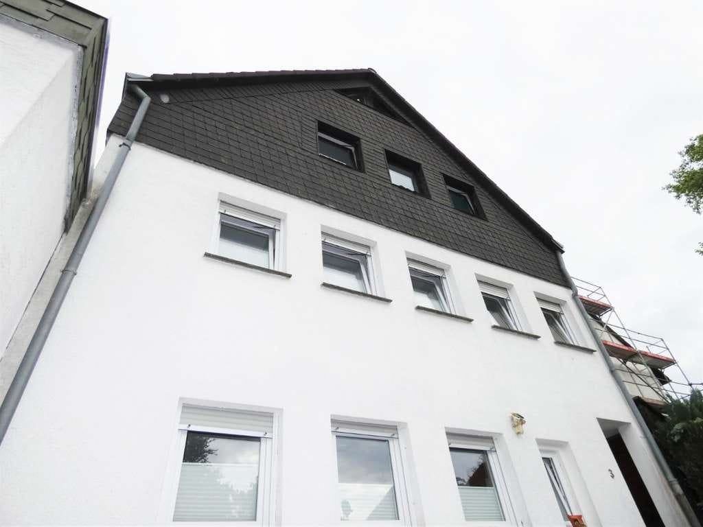 Immobilie in Burscheid - 260qm Wohnfläche mit Garten, 3 Loggien, Kamin & Einbauküche – auch als Zweifamilienhaus nutzbar - Bild 1