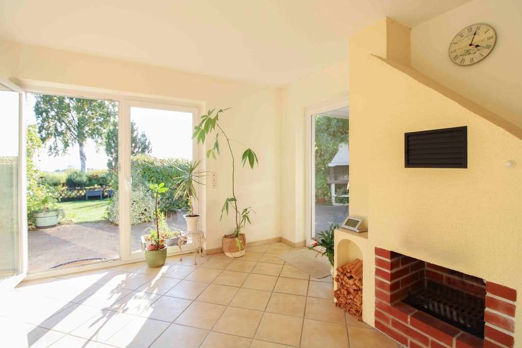 Immobilie in Sassnitz - Gemütlicher Bungalow mit Kamin und Naturblick – Raum für Ihre Ideen im Obergeschoss - Bild 1