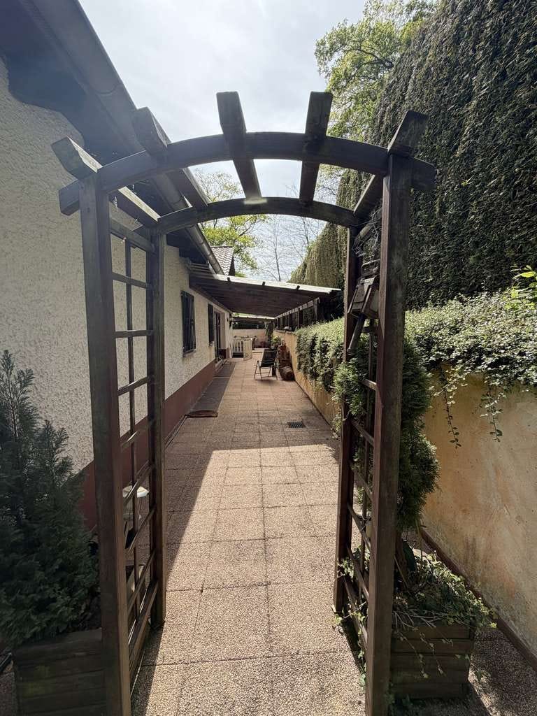 Immobilie in Niederschlettenbach - Wohnen auf einer Ebene-Wohnhaus im Bungalow-Stil mit Einliegerwohnung im Gartengeschoss - Bild 1