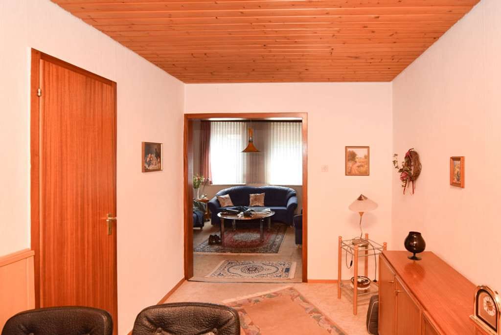 Immobilie in Schöningen - Einfamilienhaus mit Nebengebäude auf großzügigem Grundstück. - Bild 2