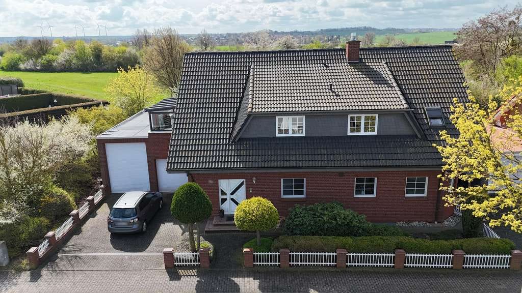 Immobilie in Wolfsburg - Vielseitiges Wohnjuwel: Haus mit zwei Einliegerwohnungen, Vollkeller & geräumiger Doppelgarage & Ca - Bild 1