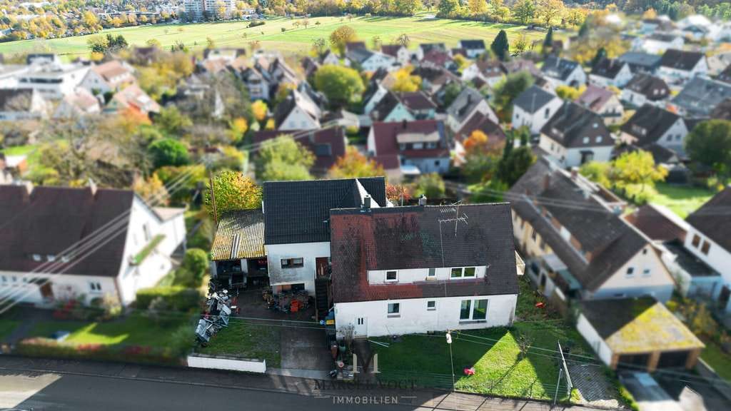 Immobilie in Filderstadt - Zweifamilienhaus mit großem Grundstück und vielseitigem Potenzial in Filderstadt-Plattenhardt - Bild 0