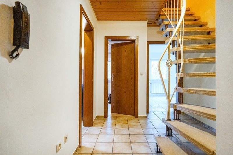 Immobilie in Esens - Zentral in Esens: Schöne Dachgeschosswohnung mit Balkon und Parkplatz! - Bild 1