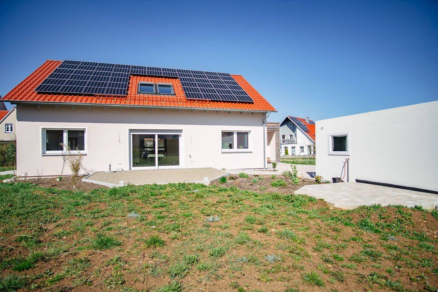 Immobilie in Gnotzheim - Moderne 2,5-Zimmer-Wohnung mit Garten, Terrasse und Schlossblick - Barrierefrei & KfW 40+ Standard - Bild 2