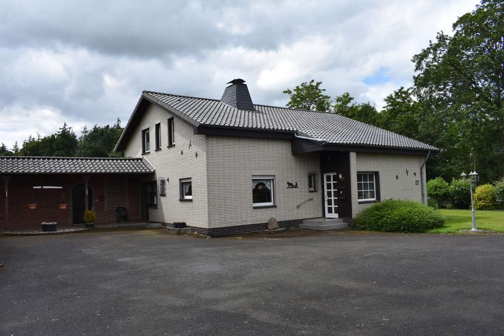 Immobilie in Bilshausen - Wohnhaus mit massiven Stallungen auf 1,3ha Grundstück - Bild 0