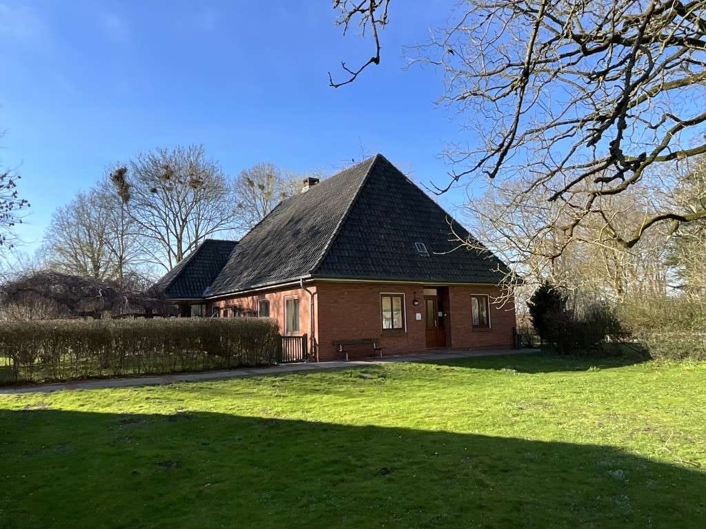 Immobilie in Ovelgönne - Ehemaliges Pfarrhaus auf großem Grundstück - Bild 1