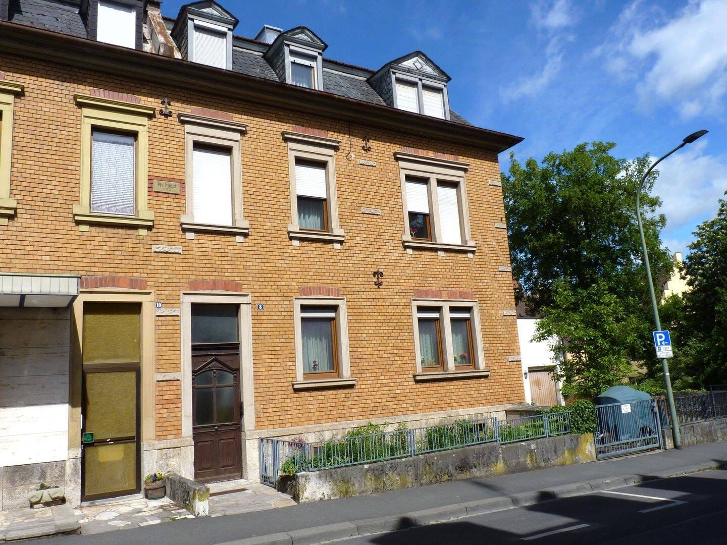 Immobilie in Würzburg - Doppelhaushälfte mit 3 Wohnungen, kleiner Gartenbereich, Hof und Scheune in Heidingsfeld  - Bild 1