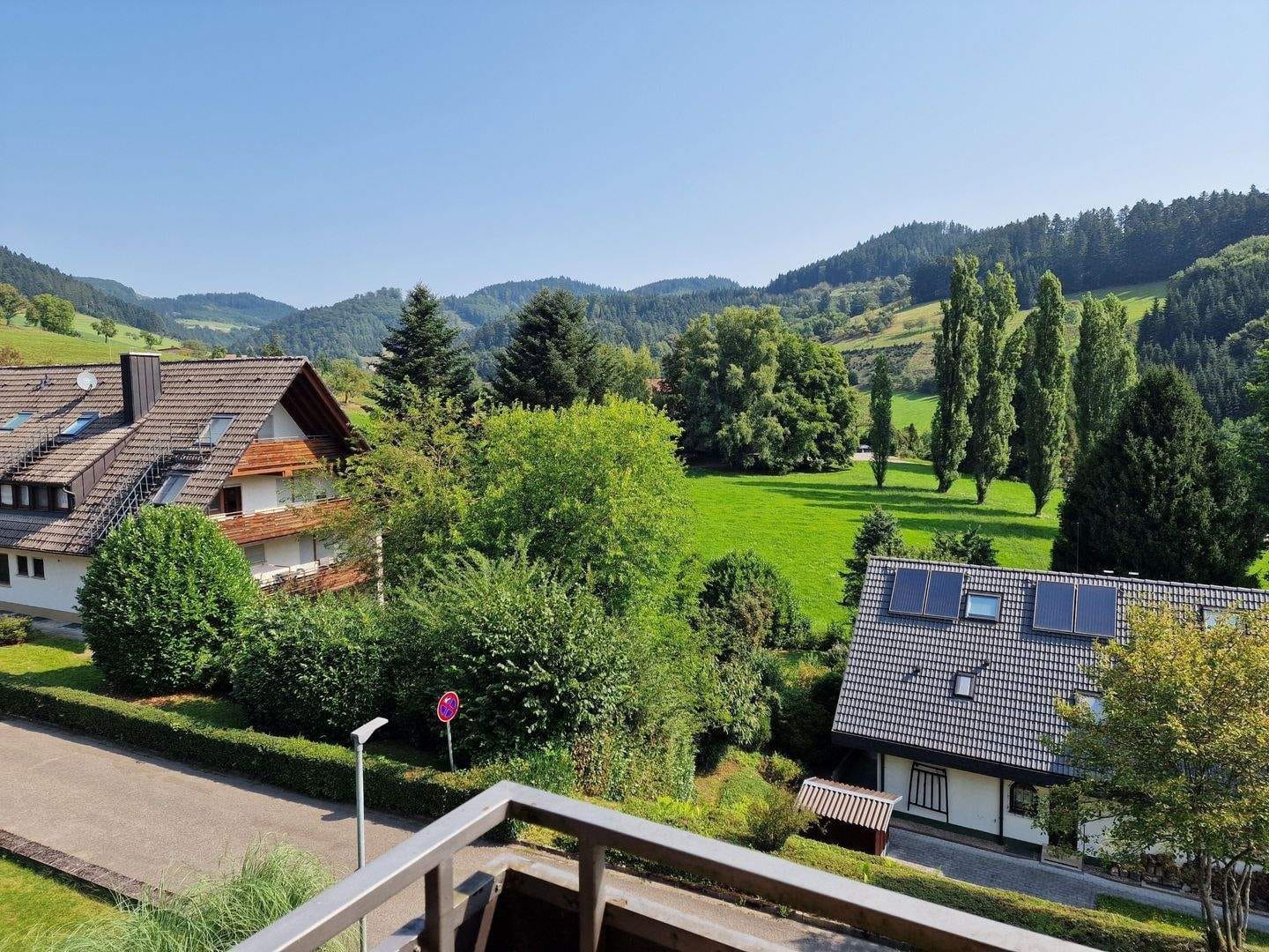 Immobilie in Zell am Harmersbach - Geräumige 6 Zimmer Wohnung in einem kleinen Mehrfamilienhaus mit 3 Wohnungen, kurzfristiger Bezug möglich - Bild 0
