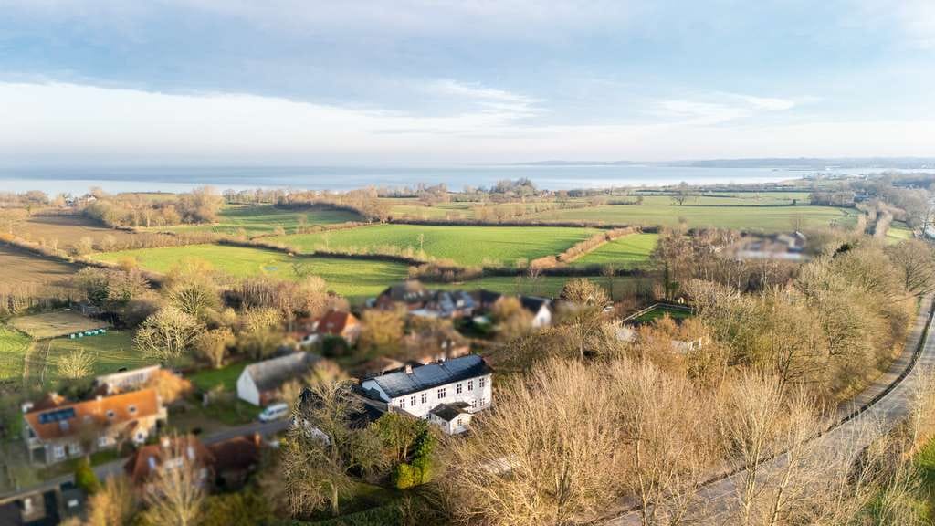 Immobilie in Niesgrau - Ein Ort mit Geschichte: Großzügiger Hof mit Nebengebäuden nahe der Ostsee - Bild 3
