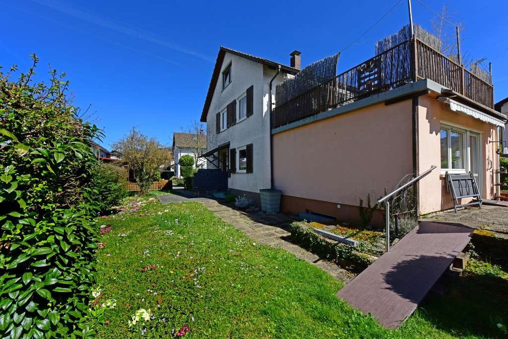 Immobilie in Schopfheim - Familienfreundliche Doppelhaushälfte mit Garten: Platz vom Keller bis unter das Dach - Bild 3