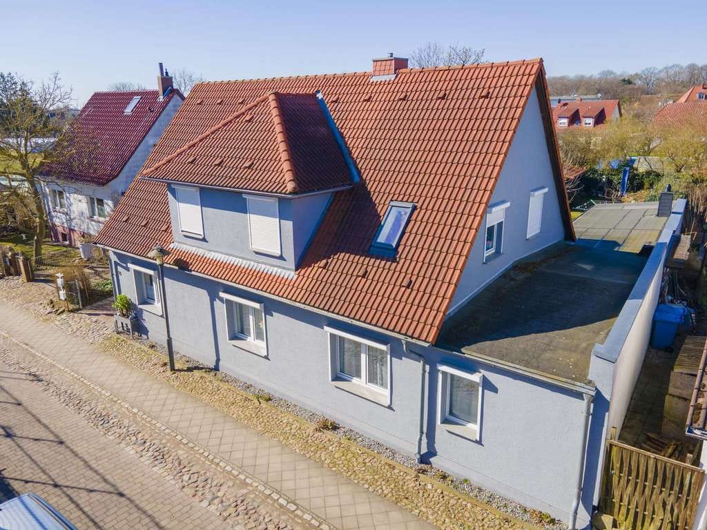 Immobilie in Garz/Rügen - Zweifamilienhaus mit Ferienhaus und grünem Garten in Garz - Bild 1